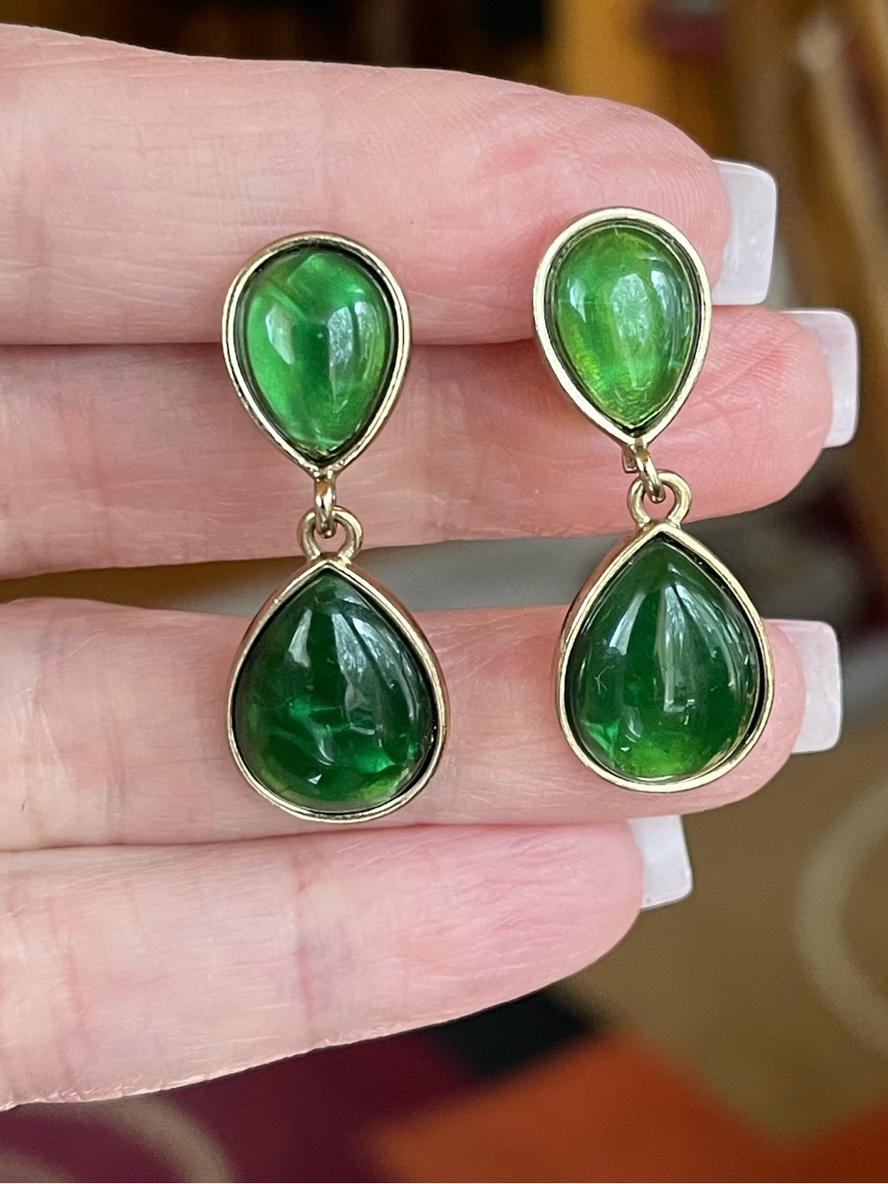 JJG Jonette Jewelry Gallery Emerald Green Glass Teardrop Clip Earrings